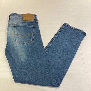 Guess jeans. Men’s 32x32 Lincoln slim straight.